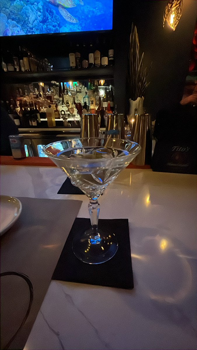 CrudoKitchen's tweet photo. Martini Mondays??? Why not 😂😂 #opendaily #brunch #lunch #rawbar 🦪🍷🍾 https://t.co/aMNJ1KoYuK