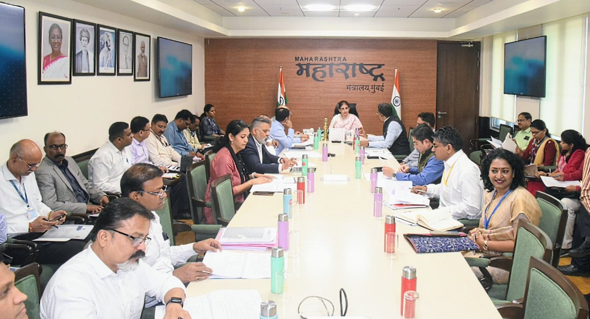 MAHARASHTRA DGIPR (@mahadgipr) on Twitter photo मुख्य सचिव <a href="/ssaunik/">Sujata Saunik</a> यांच्या अध्यक्षतेखाली पाणी पुरवठा आणि स्वच्छता अभियानाच्या शिखर समितीची बैठक मंत्रालयात पार पडली. त्यांनी #जलजीवनमिशन अंतर्गत #पाणीपुरवठा योजनांच्या कामाच्या प्रगतीचा आढावा घेतला. यावेळी पाणी पुरवठा विभागाचे प्रधान सचिव संजय खंदारे व अन्य अधिकारी उपस्थित होते. मुख्य सचिव <a href="/ssaunik/">Sujata Saunik</a> यांच्या अध्यक्षतेखाली पाणी पुरवठा आणि स्वच्छता अभियानाच्या शिखर समितीची बैठक मंत्रालयात पार पडली. त्यांनी #जलजीवनमिशन अंतर्गत #पाणीपुरवठा योजनांच्या कामाच्या प्रगतीचा आढावा घेतला. यावेळी पाणी पुरवठा विभागाचे प्रधान सचिव संजय खंदारे व अन्य अधिकारी उपस्थित होते.