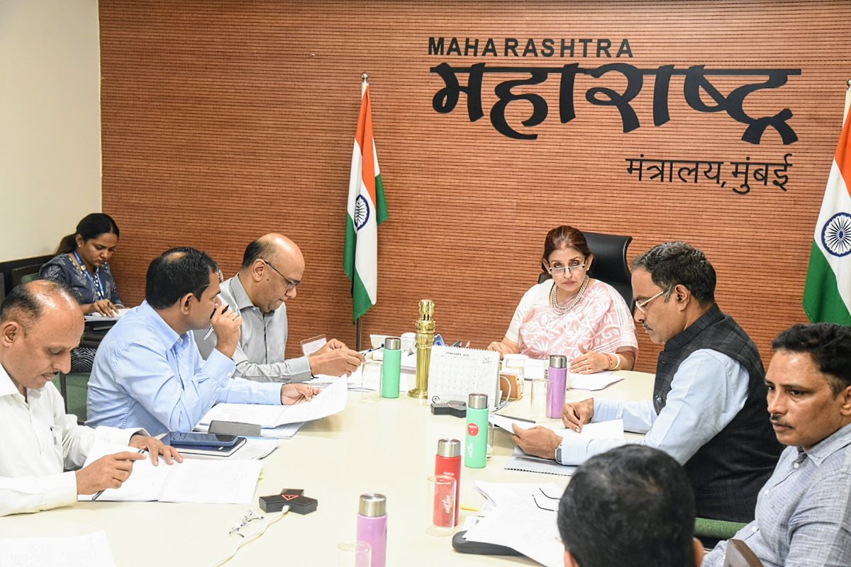 MahaDGIPR's tweet photo. मुख्य सचिव @ssaunik यांच्या अध्यक्षतेखाली पाणी पुरवठा आणि स्वच्छता अभियानाच्या शिखर समितीची बैठक मंत्रालयात पार पडली. त्यांनी #जलजीवनमिशन अंतर्गत #पाणीपुरवठा योजनांच्या कामाच्या प्रगतीचा आढावा घेतला. यावेळी पाणी पुरवठा विभागाचे प्रधान सचिव संजय खंदारे व अन्य अधिकारी उपस्थित होते. https://t.co/ohFfmIinGX