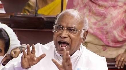 भाजपा नेता के तोते उड़ा दिए आज तो 👇

आए दिन बहस होती है लेकिन आज तो ग़ज़ब हो गया खड्गे को कभी ऐसे जवाब देते मैंने नहीं सुना 

आज मल्लिकार्जुन खड़गे राज्यसभा में बोल रहे थे तभी बीच में नीरज शेखर ने कुछ बोला जैसे ही नीरज शेखर बोले तभी मल्लिकार्जुन खड़गे बोले 

"तेरे बाप का भी मैं