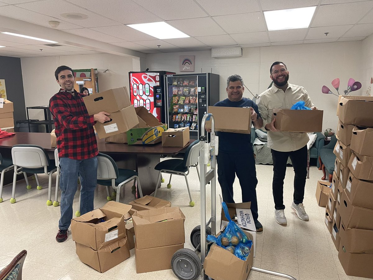 TheForestCS's tweet image. Merienda Friday @ #theForest was filled with knowing rights, celebrating successes, and fresh produce! Trust, consistency, and transparency are paramount in our community. @DrJaneEnnis @CSconnect_MCPS @LearnerOSSI @CSMCPS_Leader @MoCoFoodCouncil