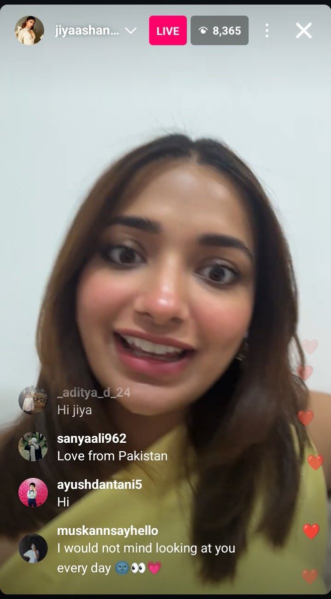 sid_bigboss's tweet photo. Our Pyari Dulari #JiyaShankar just went live randomly! Oh gosh, I wish it lasted longer. Stay healthy and happy always, #Jiya! ���♥️🧿 https://t.co/3r9ymbHNz5