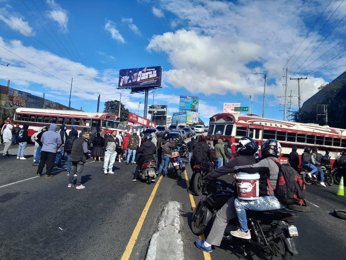 netobran's tweet photo. Por la incapacidad de ustedes ministerio de Gobernación , los buses de Peronia (Villa Nueva)  me tienen bloqueado el bulevar principal  de Ciudad San Cristóbal, ya que hoy hubo otro atentado a los buses en la la zona 11 pero de la capital, producto de que la PNC solo un día los ayudó con la seguridad en los buses. Lo más sarcástico del asunto es, que la misma PNC les dijo a los pilotos que pagaran la extorsión! Son ustedes ministerio de gobernación y PNC parte de la red de extorsionistas? Cómo están pidiendo que se pague la extorsión?  Mixco está pagando los platos rotos que NO nos toca , ya que los buses son de Villa Nueva y el ataque fue en la la Z11 de la capital , sin embargo los pilotos hacen el bloqueo en Mixco . Señor ministro de gobernación deje de andar chupando y de estar bolo y mande inmediatamente personal con autoridad y rango a hablar con los pilotos para que liberen las vías de Mixco ! O quiere que hasta en eso les haga yo el chance ?
Compartamos vecinos Mixqueños para que le llegue el mensaje al inútil del ministro de gobernación!