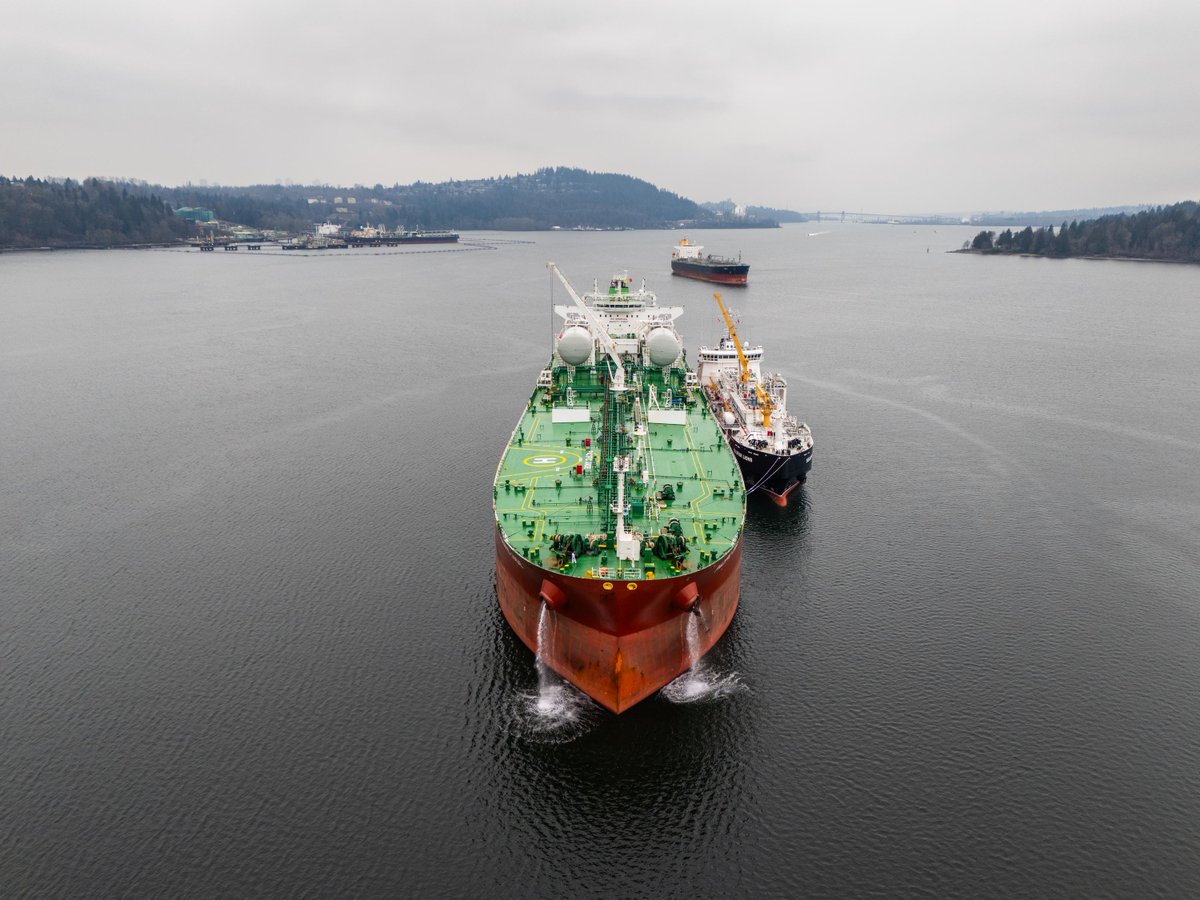 Seaspan's tweet photo. Seaspan is pleased to share that we have successfully completed the first ship-to-ship #LNG bunkering in Canada 🇨🇦, which took place in the Port of Vancouver in the Upper Harbour. The ship-to-ship LNG bunkering to a tanker at anchor was performed by the Seaspan Lions. https://t.co/sUFSHOMZUP
