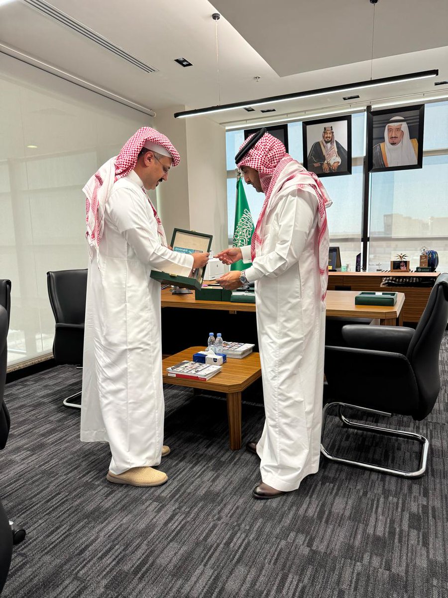 DrMalhalwan's tweet photo. سعدت هذا اليوم بزيارة الأكاديمية الوطنية للصناعات العسكرية وتشرفت بلقاء سعادة الرئيس التنفيذي الأستاذ فهد بن سليمان الحربي واهداءة نسخه من كتابي (الاستراتيجية الوطنية للنقل والخدمات اللوجستية قوة اقتصادية قادمة)، الاكاديمية هي مدينة تعليمية ابتكارية متكاملة وعلى الطراز الحديث، صَرْح عملاق متميز يَعْتليه جو تعليمي أنيق وبيئة محفّزه للإبهار و الإبتكار، صُنِعَ بإحترافية عالية وبفكر مستنير يتلائم مع توجهات توطين الصناعات العسكرية بمخرجات رأس مال بشري ذو معرفة متقدمة وبتخصصات عميقة، الجميل أن الاكاديمية أُسست وطُوّرت بأيادٍ وطنية بقيادة المتميز فهد الحربي، ما سرّني جداً هو الإبتسامة العريضة وملامح الشغف على مُحَيا الرئيس التنفيذي @alharbifs وهو يشرح ما تم عمله وما سوف يتم خلال الفترة القادمة، هذا الشغف سوف يأخذ الاكاديمية إلى بعيد في سماء الإبداع والتميز، الاكاديمية هي منجز بحد ذاتها وكيان نفخر به جميعا. @theadiksa