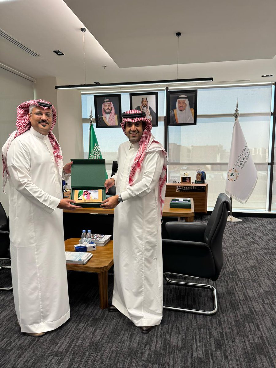 سعدت هذا اليوم بزيارة الأكاديمية الوطنية للصناعات العسكرية وتشرفت بلقاء سعادة الرئيس التنفيذي الأستاذ فهد بن سليمان الحربي واهداءة نسخه من كتابي (الاستراتيجية الوطنية للنقل والخدمات اللوجستية قوة اقتصادية قادمة)، الاكاديمية هي مدينة تعليمية ابتكارية متكاملة وعلى الطراز الحديث،