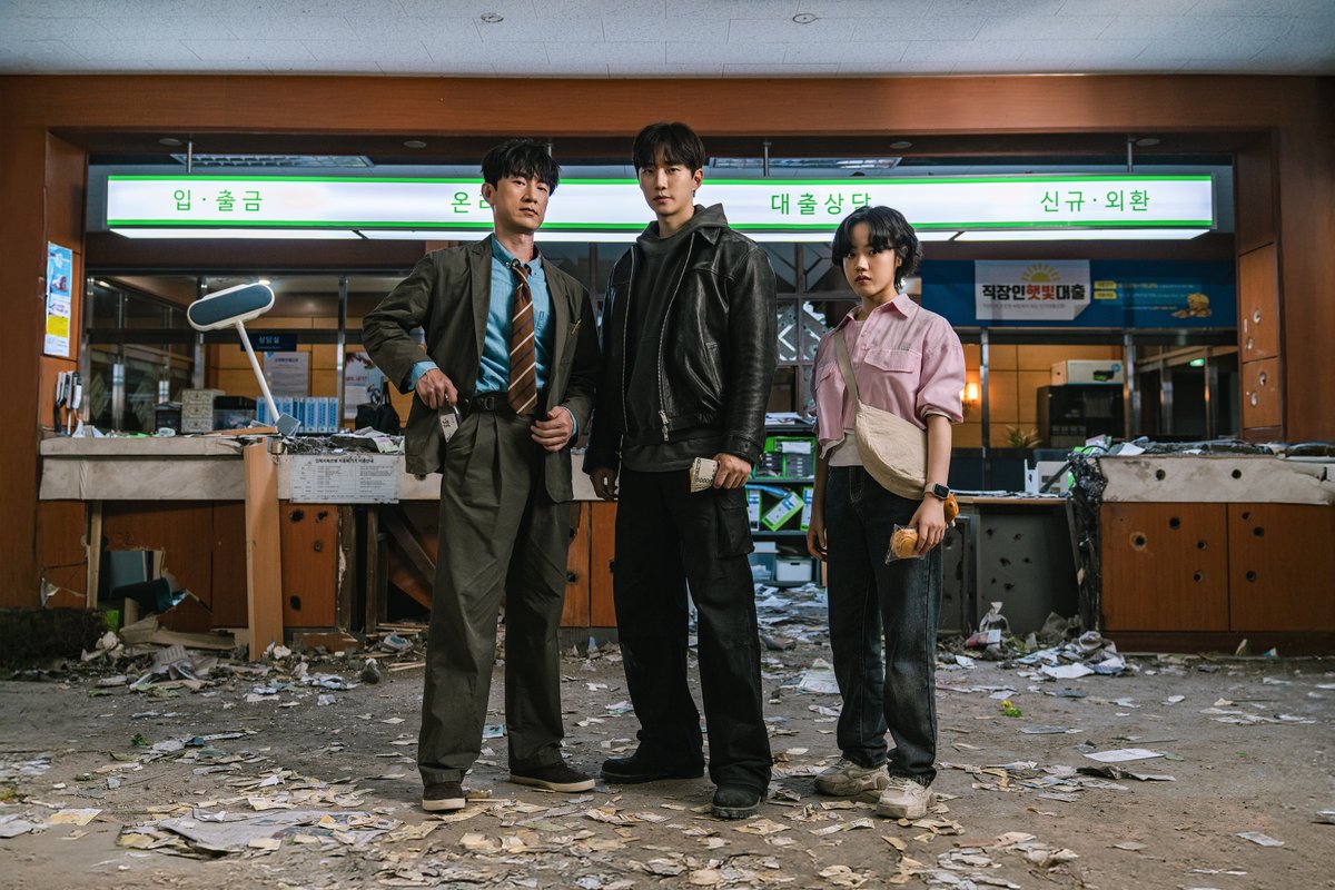 Netflix_PH's tweet photo. Save the world...by spending your savings 💰 Lee Jun-ho, Kim Hye-jun, Kim Byong-chul, and Kim Hyang-gi star in superhero series Cashero, coming this year, only on Netflix. #NextOnNetflix https://t.co/iZrUZKnIMC