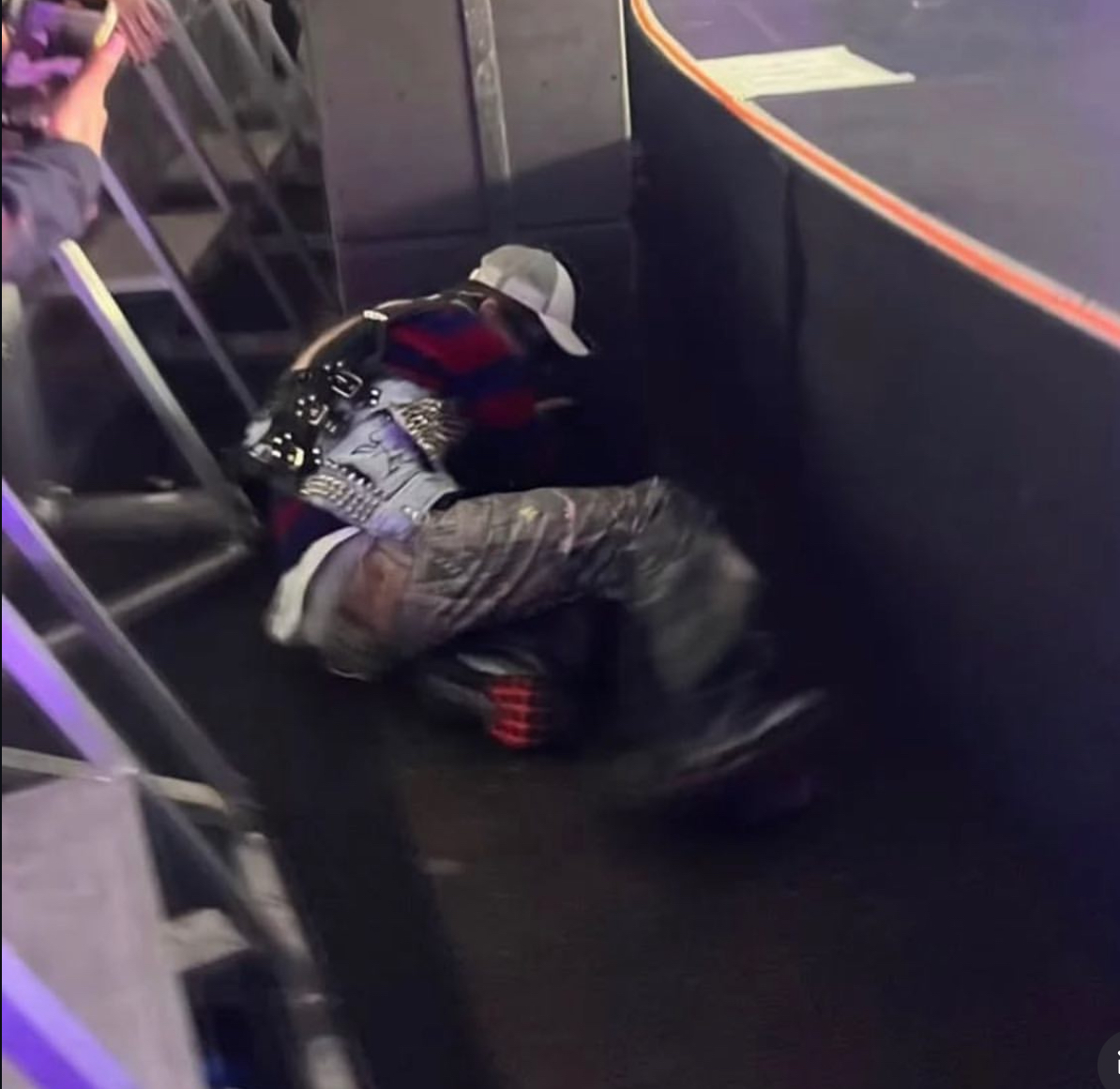 Swedish rapper "Bladee" falls off stage during Grammy's acceptance speech last night:

"Jag är 30 och åldras dåligt"