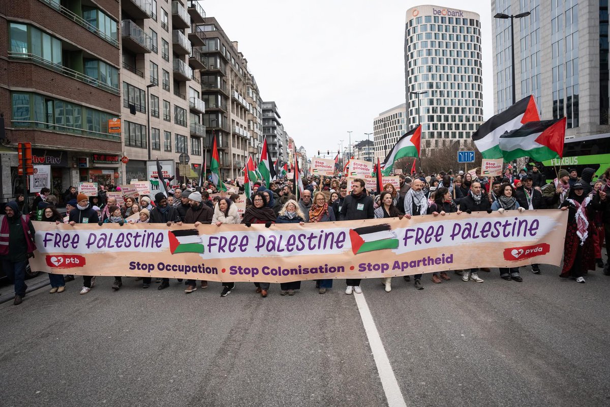 Historisch! Het Brussels Parlement keurt onze PVDA-resolutie goed voor sancties tegen Israël, met de steun van de Vooruit en Groen. Einde van wapenvergunningen, stopzetting van economische missies en schrapping van subsidies voor bedrijven die medeplichtig zijn aan de kolonisatie