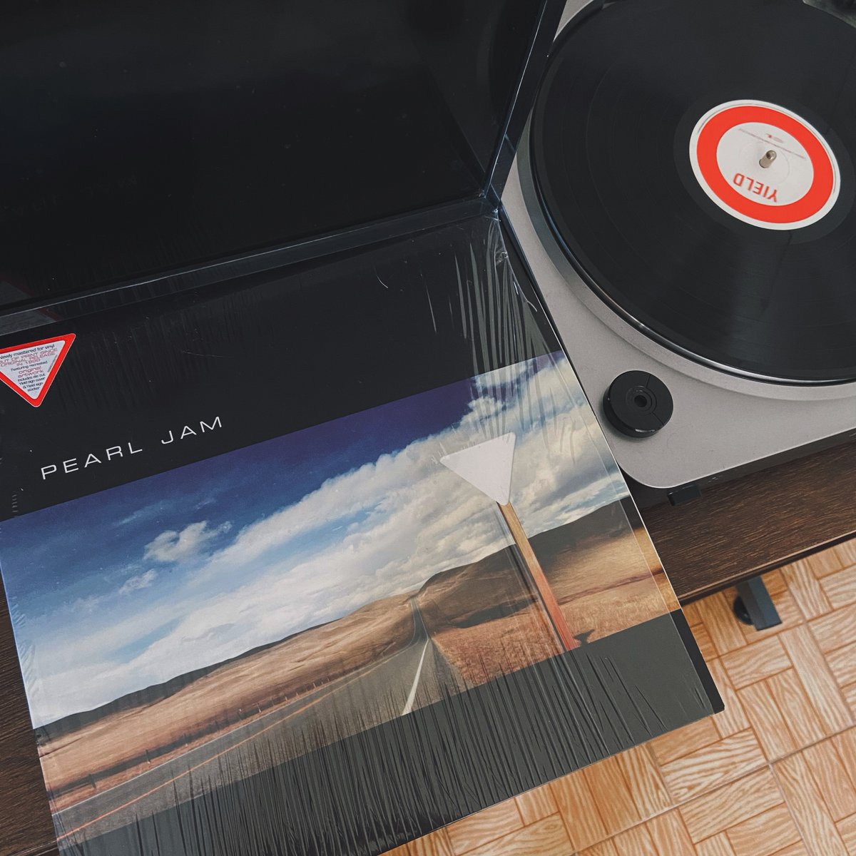 river83's tweet photo. Buenos días 😃 
#nowspinning #pearljam #yield #vinyl #vinyligram #vinylcollection #vinylrecords #vinyloftheday #vinylcommunity #vinylporn #grunge #vinyllover #vinylpost https://t.co/ajp21ySVwV