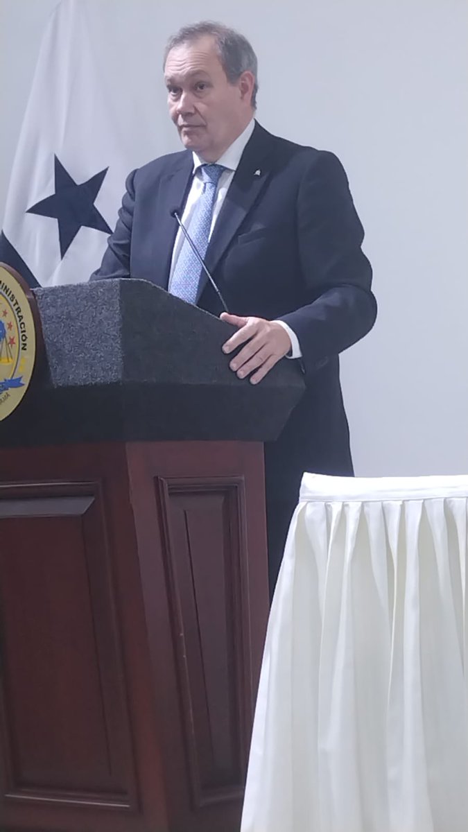 MiguelABernalV's tweet photo. Dr Roberto Viciano en la primera. Sesión del. Seminario sobre el Proceso Constituyente que se dicta en la'Procuraduria de la Administración desde hoy hasta el viernes 7 de 9am.a.12pm https://t.co/t2J9zYq5kJ