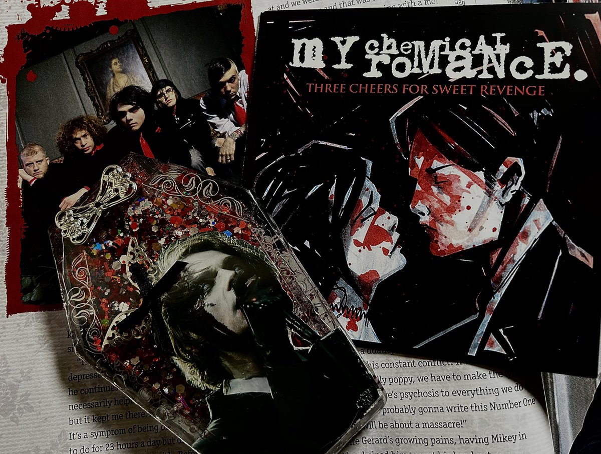 larsonmarz_'s tweet photo. Handicraft time

#mcr #mcrtwt #gerardway #mychemicalromance #geeway #emo https://t.co/RORR2r2BI4