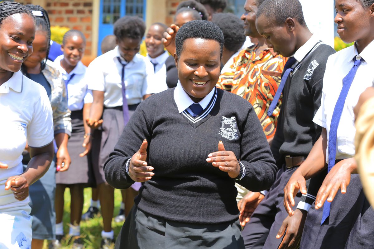 EssyOkenyuri's tweet photo. The Mchakato wa Usomi Program under the @NyaitugaFound is back  and running for this year. 

We  today knocked doors at Nyamuya  Secondary School and donated books,this is in the spirit of making students develop a predilection for knowledge through reading their books.

Through Mchakato,the Foundation is fully committed towards having  students in school reading books,gaining knowledge for critical thinking and consequently cushioning them from child labour, gender based violence, early marriages,teenage pregnancies and crime that might deflect them from their dreams. We are encouraging a culture of reading amongst students,a culture that has been embraced by the Foundation. 

The Mchakato wa Usomi Program is fuelled by the belief that education is key to unlocking doors, we are igniting a flame of hope in children and working towards suppressing factors that might divest these children of their right to education and a bright future.

We continue to partner with  individuals and organizations like Moran publishers that share in our vision of empowering the children of Kenya so that they can have a better future.