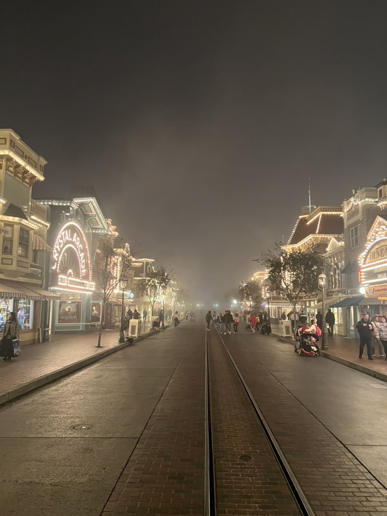 GatorAndrew's tweet photo. Last night was crazy foggy at Disneyland. Main Street was almost giving HHN vibes 😶‍🌫️ https://t.co/JszDOeFT7n