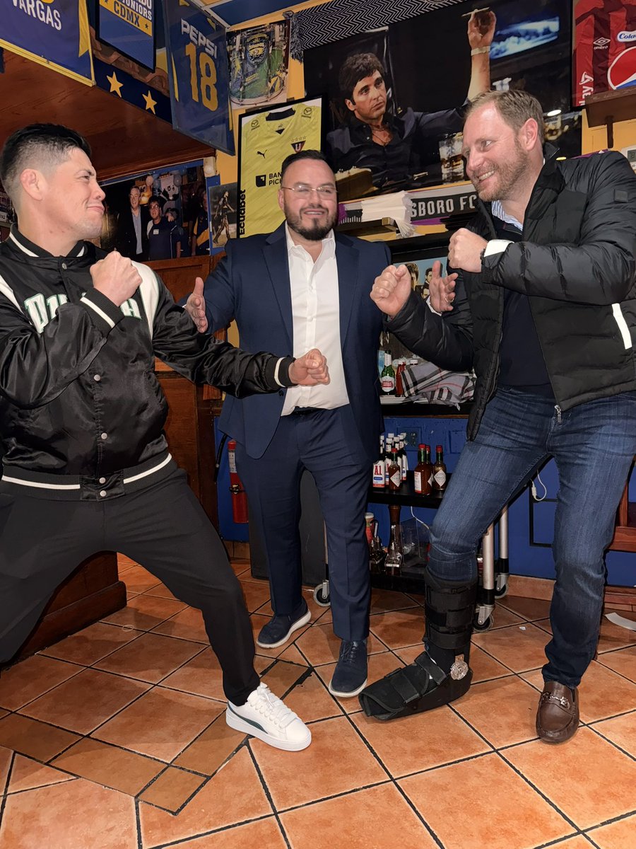 Luego de cenar hablé con #BrandonMoreno (UFC) dice que quiere conocer Cuenca, le dije que en unos años lo invito a la Noche Colorada. 

Y con #MauricioHoyos (dueño del estadio de Bogotá) quedamos en que si se puediese dar la verdadera transformación del Alejandro Serrano Aguilar.