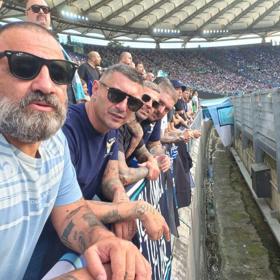 IMPORTANTE : Chiedo un aiuto a tutti per chiunque avesse notizie non è più tornato da Lisbona...è il ragazzo con la maglia blu e gli occhiali si chiama Procaccini Federico. Vi lascio il mio numero: 3920769531 il mio nome è Checco #UltrasLazio #ForzaLazioCarica