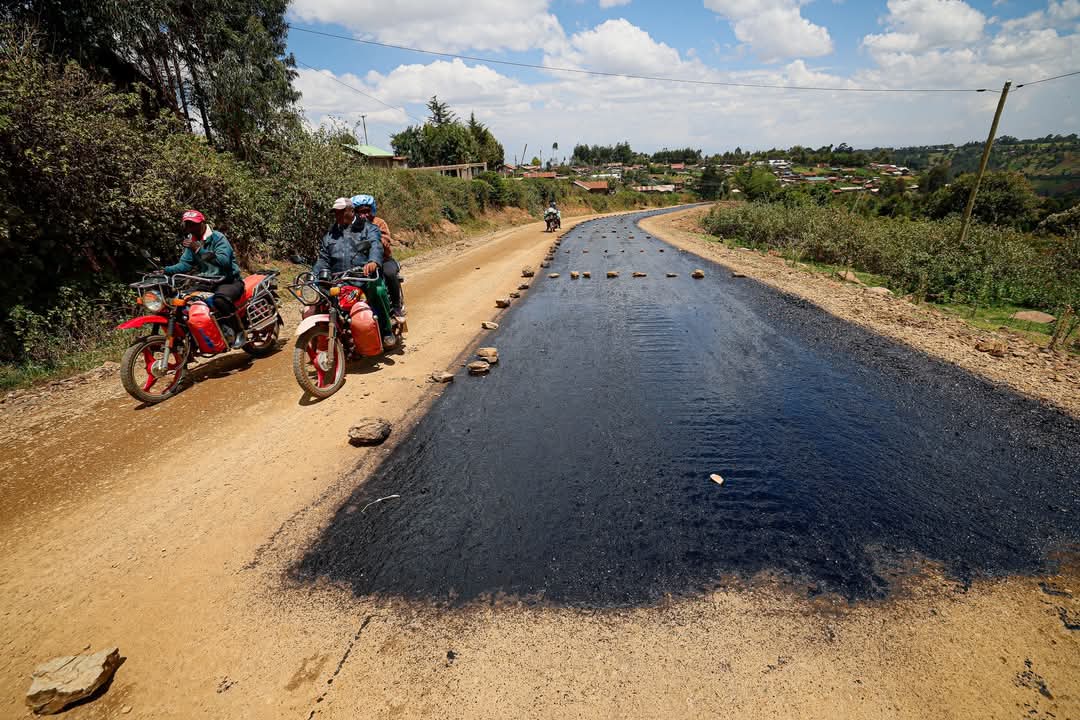 amerix's tweet image. In Kenya,

The Deputy President travelling in a convoy of exquisite high-end SUVs, 

— Launched this road with pomp, colour, and hearty claps.

No shame at all.