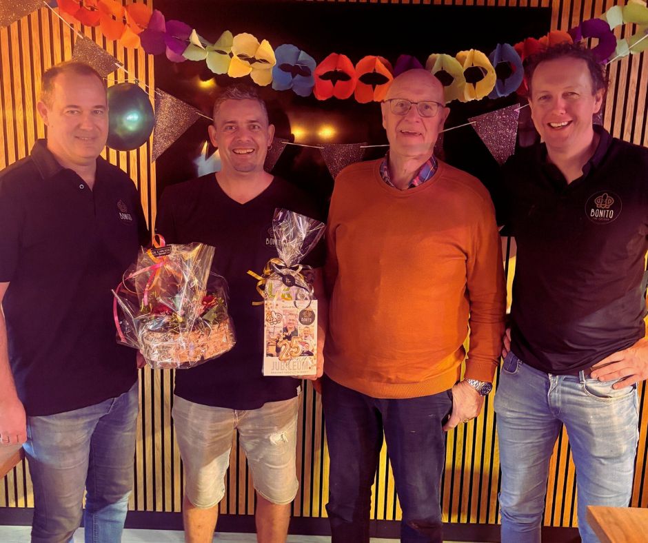 🎉𝙃𝙤𝙚𝙧𝙖 𝙫𝙤𝙤𝙧 𝙤𝙣𝙯𝙚 𝙘𝙤𝙡𝙡𝙚𝙜𝙖 𝘽𝙖𝙧𝙧𝙮! 🎉
Wat een geweldige mijlpaal: Barry is maar liefst 25 jaar in dienst bij Bonito Plant! 🌿Op naar nog vele jaren vol samenwerking en succes! 🥂
