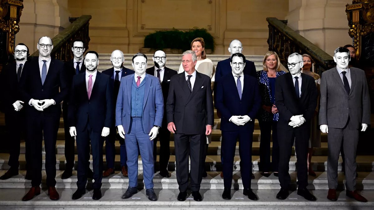 is_veel's tweet photo. "Witte mannen" lees ik op #vrtnws.
#wokisme op @vrt... of journalist Rik Arnoudt die een visuele handicap heeft ?
Maar nee ! Echt witte mannen ! Heb ik nog nooit gezien !
Gelukkig zijn de vrouwen niet wit ! En de Koning !
#vtmnieuws #arizone #regeerakkoord  #terzaketv #deafspraak https://t.co/KTEXwRfCIe