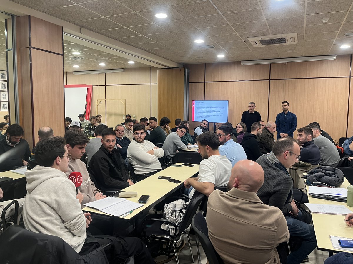 🔛 Jornada 2️⃣ del ‘𝗩𝗜 𝗖𝘂𝗿𝘀𝗼 𝗱𝗲 𝗗𝗶𝗿𝗲𝗰𝘁𝗼𝗿 𝗗𝗲𝗽𝗼𝗿𝘁𝗶𝘃𝗼 𝗲𝗻 𝗙𝘂́𝘁𝗯𝗼𝗹’ de la <a href="/rfef/">RFEF</a>

🙋🏻‍♂️ <a href="/JoaquinGonRo/">Joaquín González-Rodenas ⚽</a>
🙋🏻‍♂️ <a href="/serranonino/">miguel angel serrano</a>

✅ Actividad práctica: Reflexión sobre las funciones y habilidades del Director Deportivo en un club de fútbol

#FormaciónRFEF