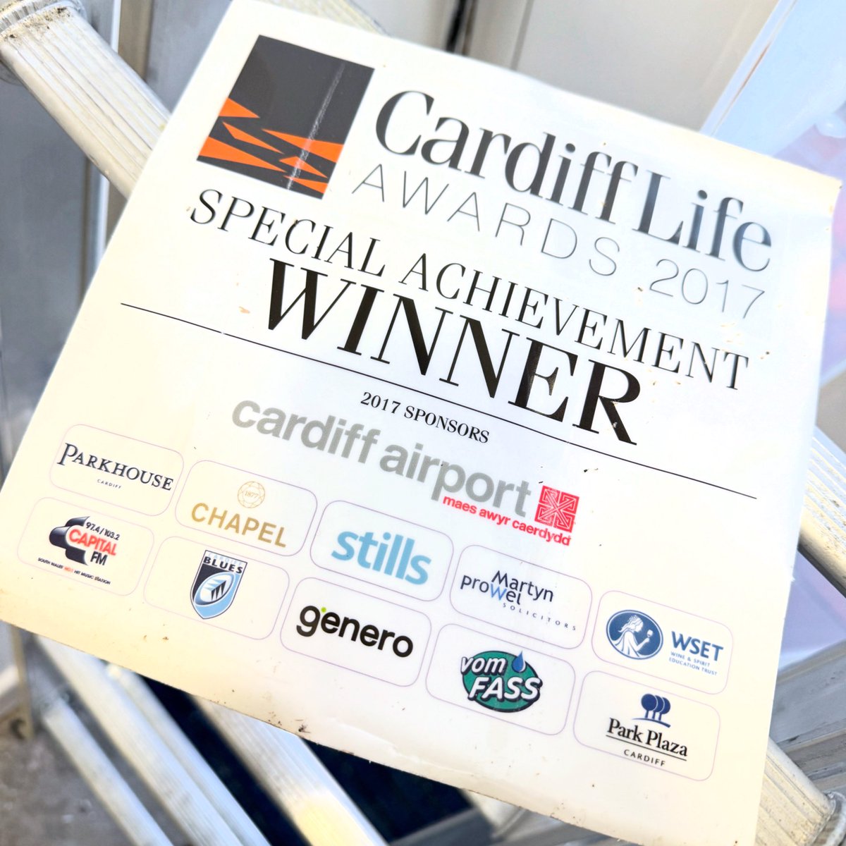 ILovesTheDiff's tweet image. Moving a rather special window decal... #CardiffLife #cardifflifeawards