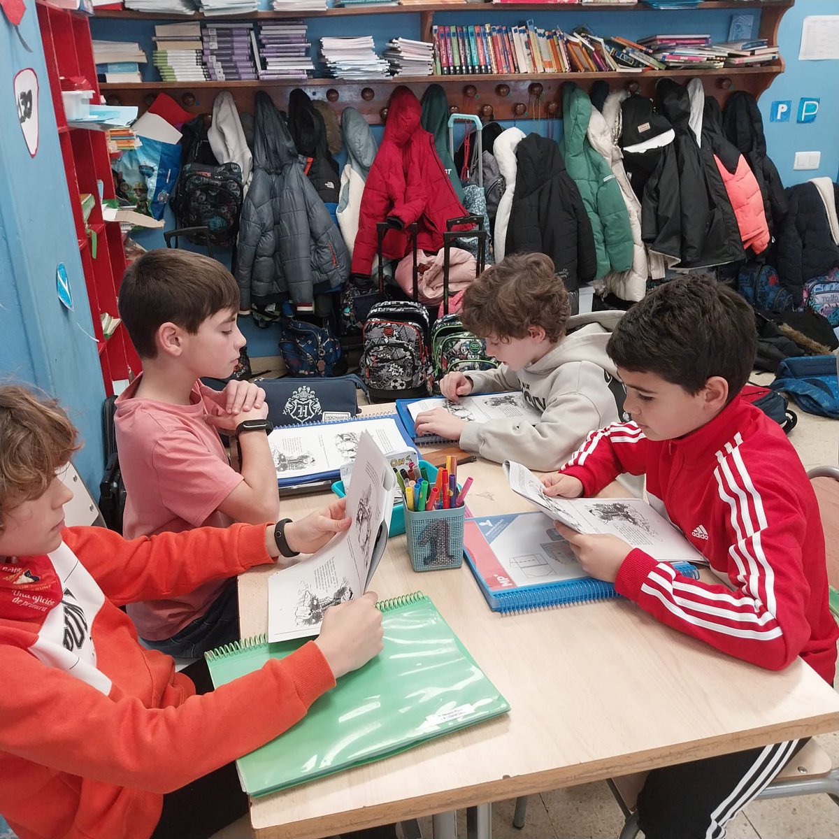 ClaretLarraona's tweet image. En 5º de Primaria estamos descubriendo la historia de Pamplona a través del duende del Runa y sus amigos Amaya, Fermín y Saturnino.
¡Qué divertido es aprender así! 😊
#proyecto #pamplonairuña #aprenderesdivertido #colegioclaretlarraona