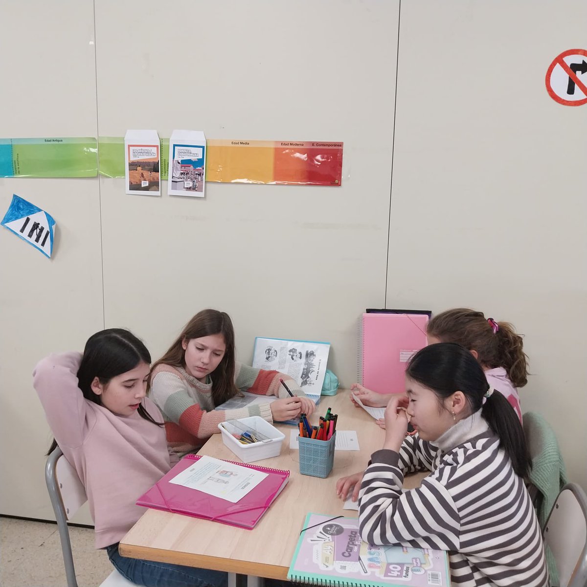 ClaretLarraona's tweet image. En 5º de Primaria estamos descubriendo la historia de Pamplona a través del duende del Runa y sus amigos Amaya, Fermín y Saturnino.
¡Qué divertido es aprender así! 😊
#proyecto #pamplonairuña #aprenderesdivertido #colegioclaretlarraona