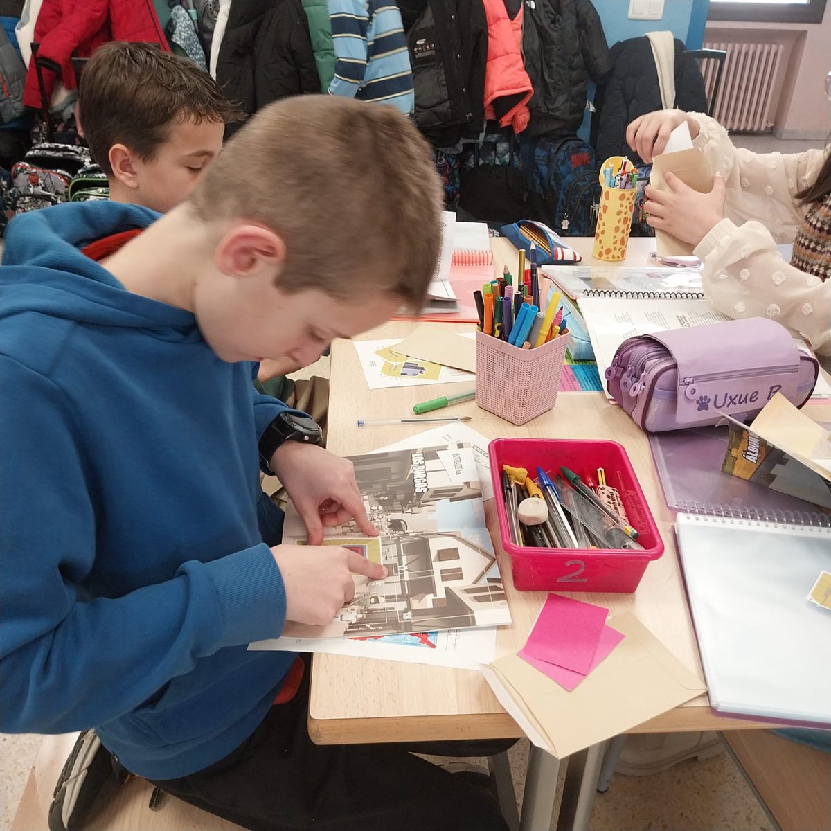 ClaretLarraona's tweet image. En 5º de Primaria estamos descubriendo la historia de Pamplona a través del duende del Runa y sus amigos Amaya, Fermín y Saturnino.
¡Qué divertido es aprender así! 😊
#proyecto #pamplonairuña #aprenderesdivertido #colegioclaretlarraona