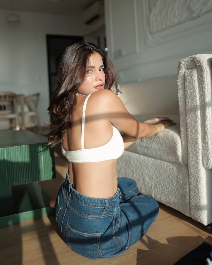 anushka_S2's tweet photo. casually waiting for someone to write a song about me💓 https://t.co/yx4x0Qc29s