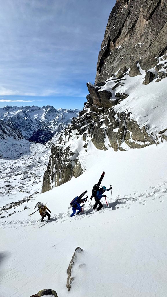 AEC_Reus's tweet image. L'equip GANXETES i l'equip MASCLETS de l'@AEC_Reus" hem completat aquest cap de setmana passat el Repte d'Entitats d'esquí de muntanya: Gran circular Bassiero💪🏻🥳
Llar, tècnic i espectacular!!⛷️🏔️❄️
#RepteEntitats
#AECReus #GEAMReus #FEEC
#sentlamuntanya #sommuntanya #somentitats
