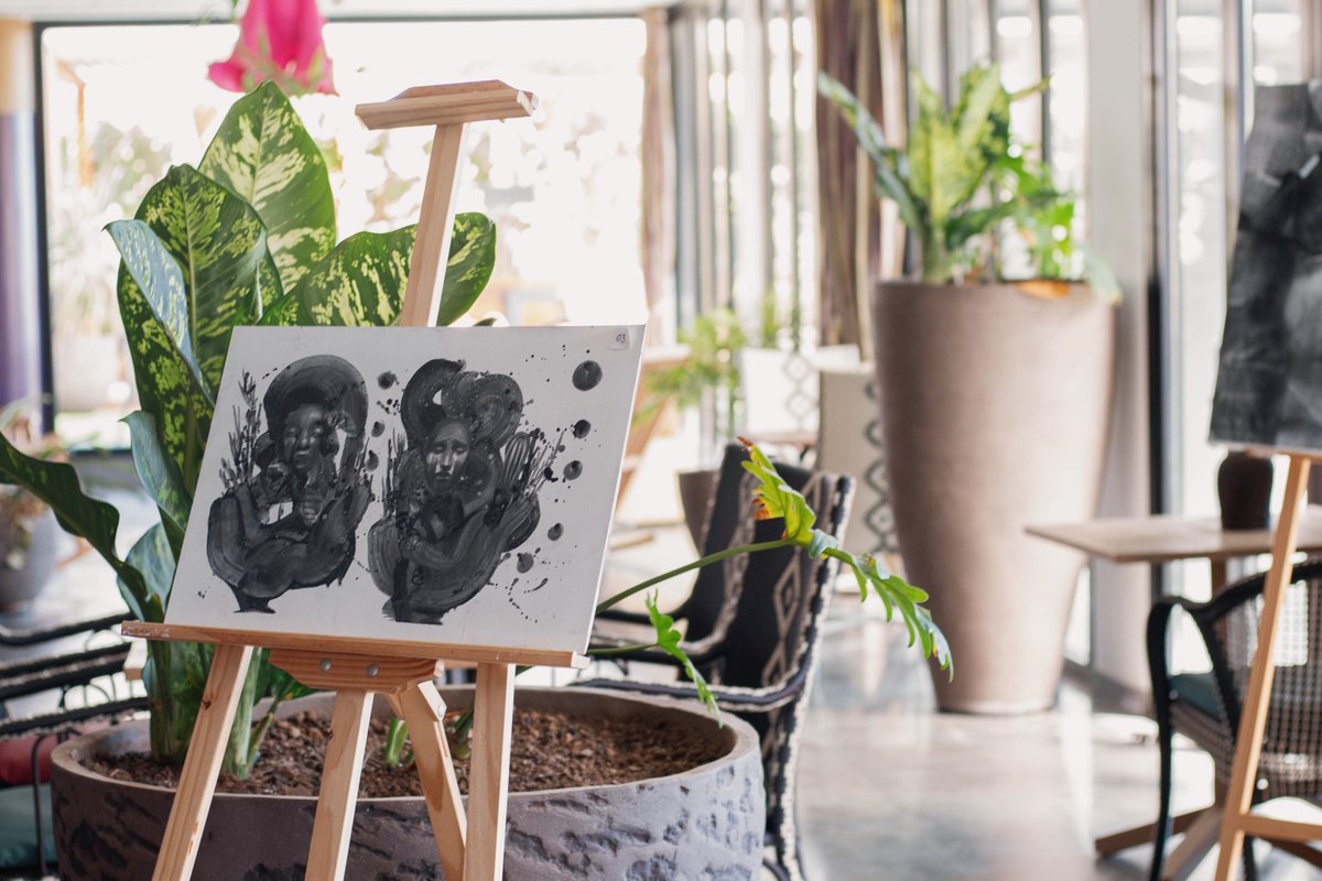You walk into the hotel lobby and suddenly there you are —standing in front of a work of art that makes you stop for a moment. 🎨

This time, #LuisBello presents a work deeply connected to his Peruvian roots. 🇵🇪🌿

#BohArtGallery