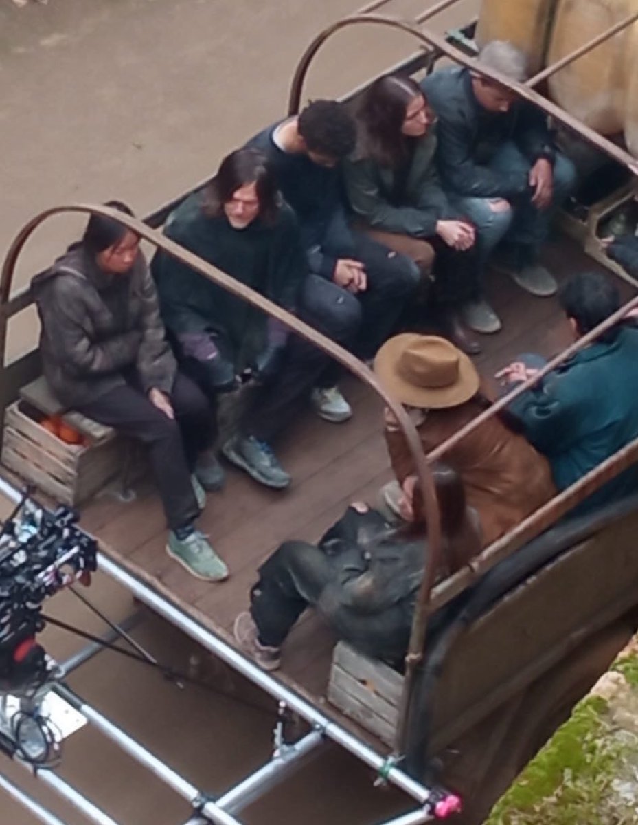 Lightenerrthang's tweet photo. 🎬 Norman Reedus and members of the Spanish cast on set today for #TWDCaryl S3 in Granada. Alexandra Masangkay is in the brown hat. #TWD 

Muchos gracias, @ladytriz8 (y tu hermana!) https://t.co/oD10M1TpeN