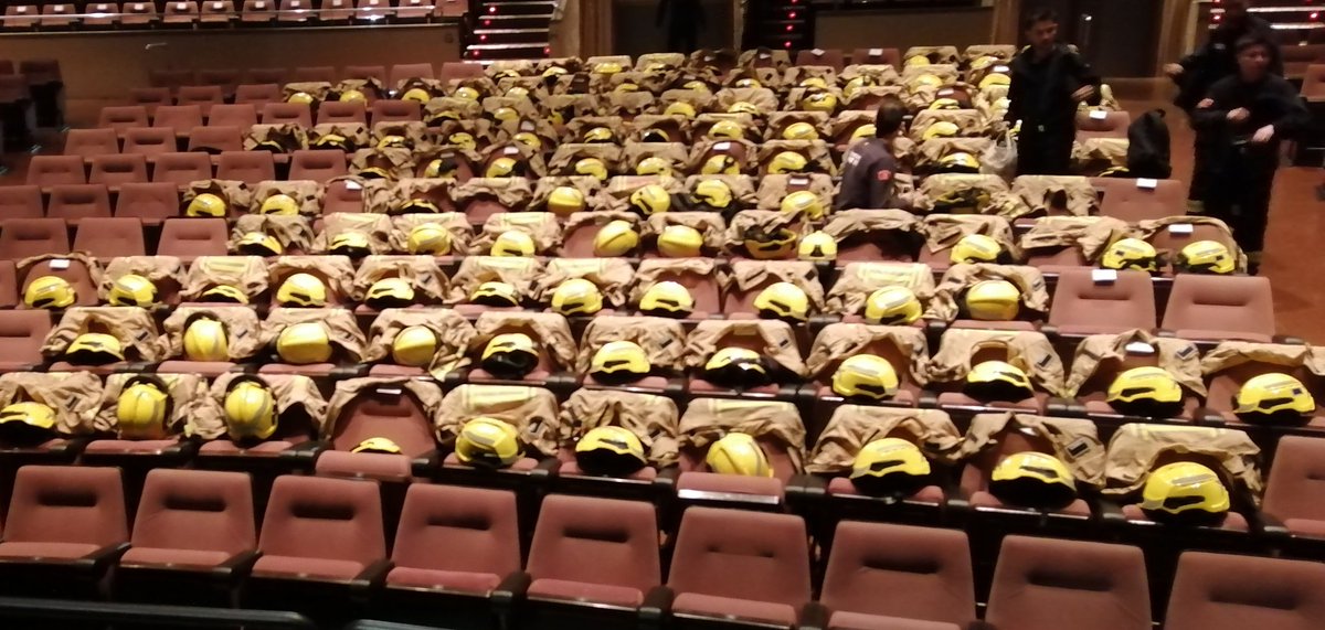 Tot a punt per al lliurament de diplomes de la 25a promoció del Curs de formació bàsica per a bombers i bomberes 📜👩🏻‍🚒<a href="/bomberscat/">Bombers</a>
Avui celebrem l'acte al Teatre de la Passió d'Olesa, amb un públic expectant per rebre els 233 alumnes, 90 dones i 143 homes, que han superat el curs.