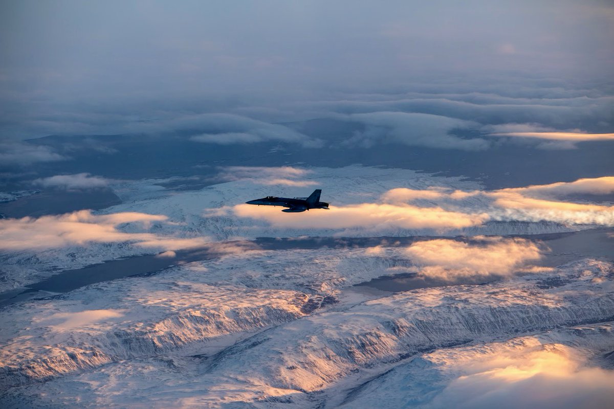 FinnishAirForce's tweet photo. Ilmavoimien hävittäjäosasto on aloittanut päivystystehtävät Keflavíkin tukikohdassa Islannissa.

🇫🇮 F/A-18 Hornet -hävittäjät valvovat 🇮🇸 ilmatilaa ensimmäistä kertaa Naton jäsenenä.

#ilmavoimat #WeAreNATO https://t.co/iUGidFbNV2