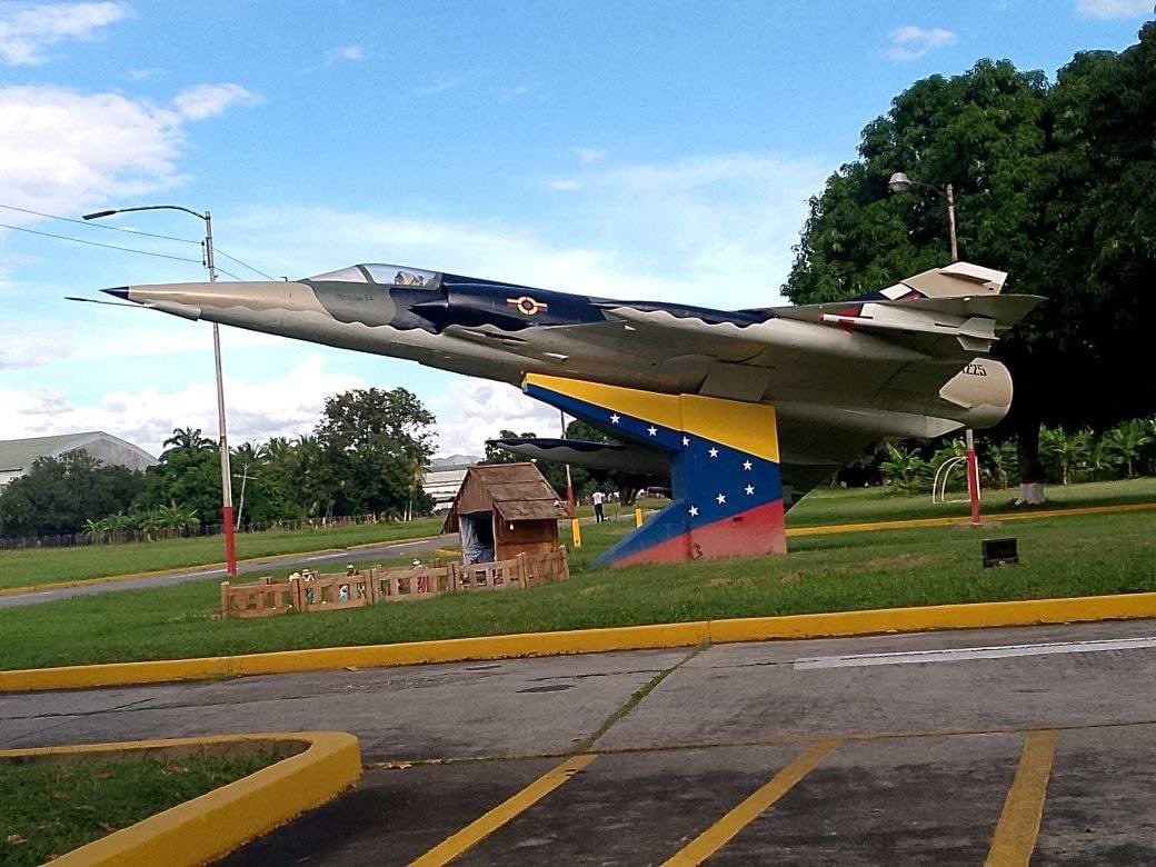 FAV_CLUB's tweet photo. #Venezuela 🇻🇪 | Dassault Mirage 5V como monumento en la base aérea ‘El Libertador’, noviembre 2024 https://t.co/KvhNrpw6i5