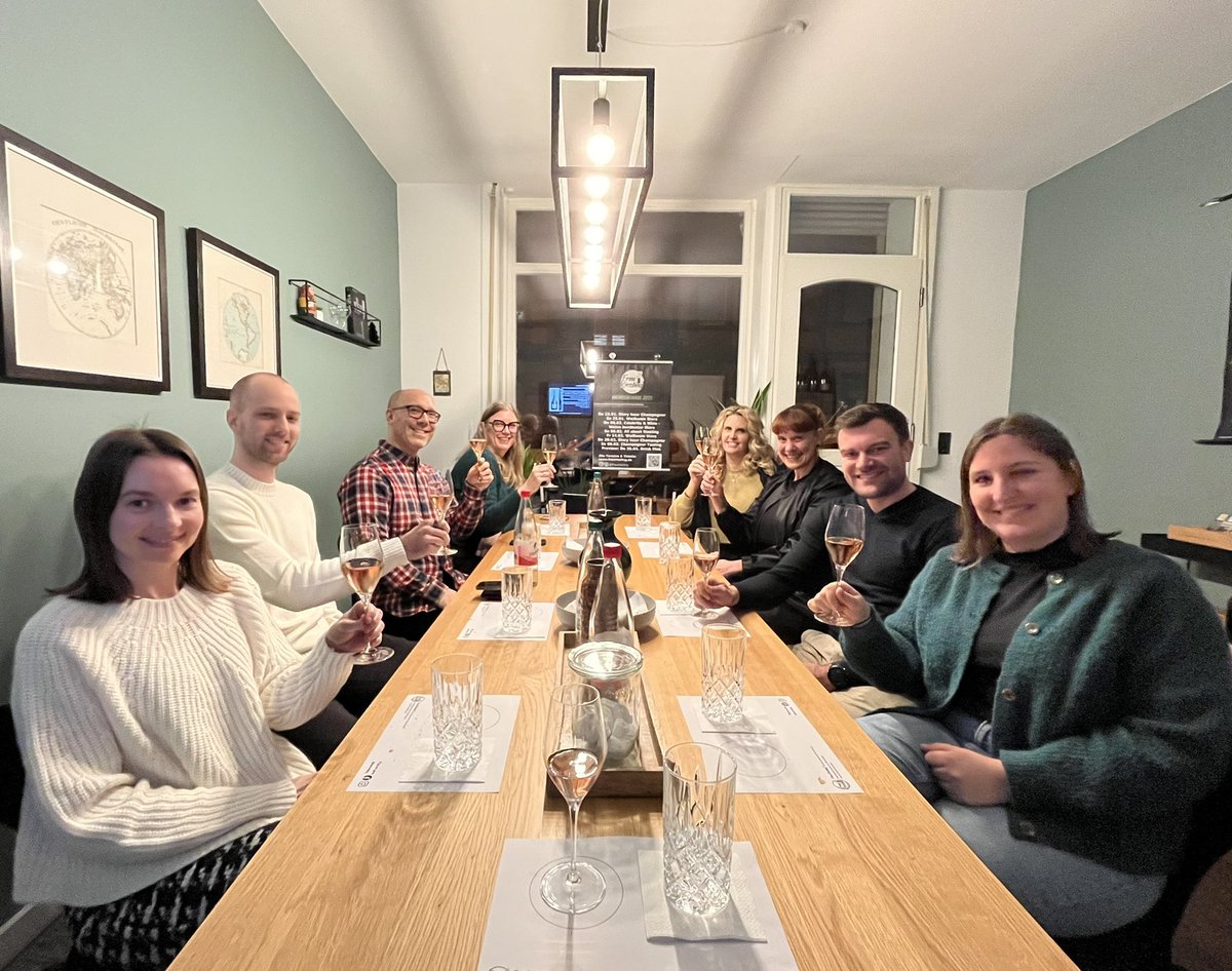 „Champagner Tasting“: ein prickelndes Weinseminare zu Herkunft, Herstellung und den unterschiedlichen Champagnerstilen. Danke an die tolle Gruppe 🤩🥂Nächster Termin mit freien Plätzen Do 08.Mai. Tickets online &amp; mehr Infos auf der Webseite. #frauriesling #weinseminar #champagner