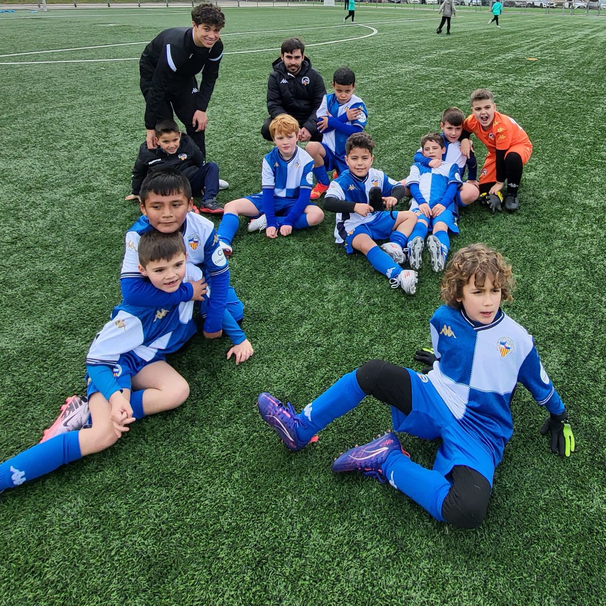 FutBaseCES's tweet photo. 🔝 Treball, futbol i grans moments amb els 𝗣𝗥𝗘𝗕𝗘𝗡𝗝𝗔𝗠𝗜𝗡𝗦

🤩 Victòria del S8 A fent un molt bon partit!

🤝🏻 S8 B i S8 C es van enfrontar i van empatar a la lliga

💪🏻 Gran esforç del S7 A i S7 B als seus partits

#FutBaseCES https://t.co/gqzlk2ZqHx
