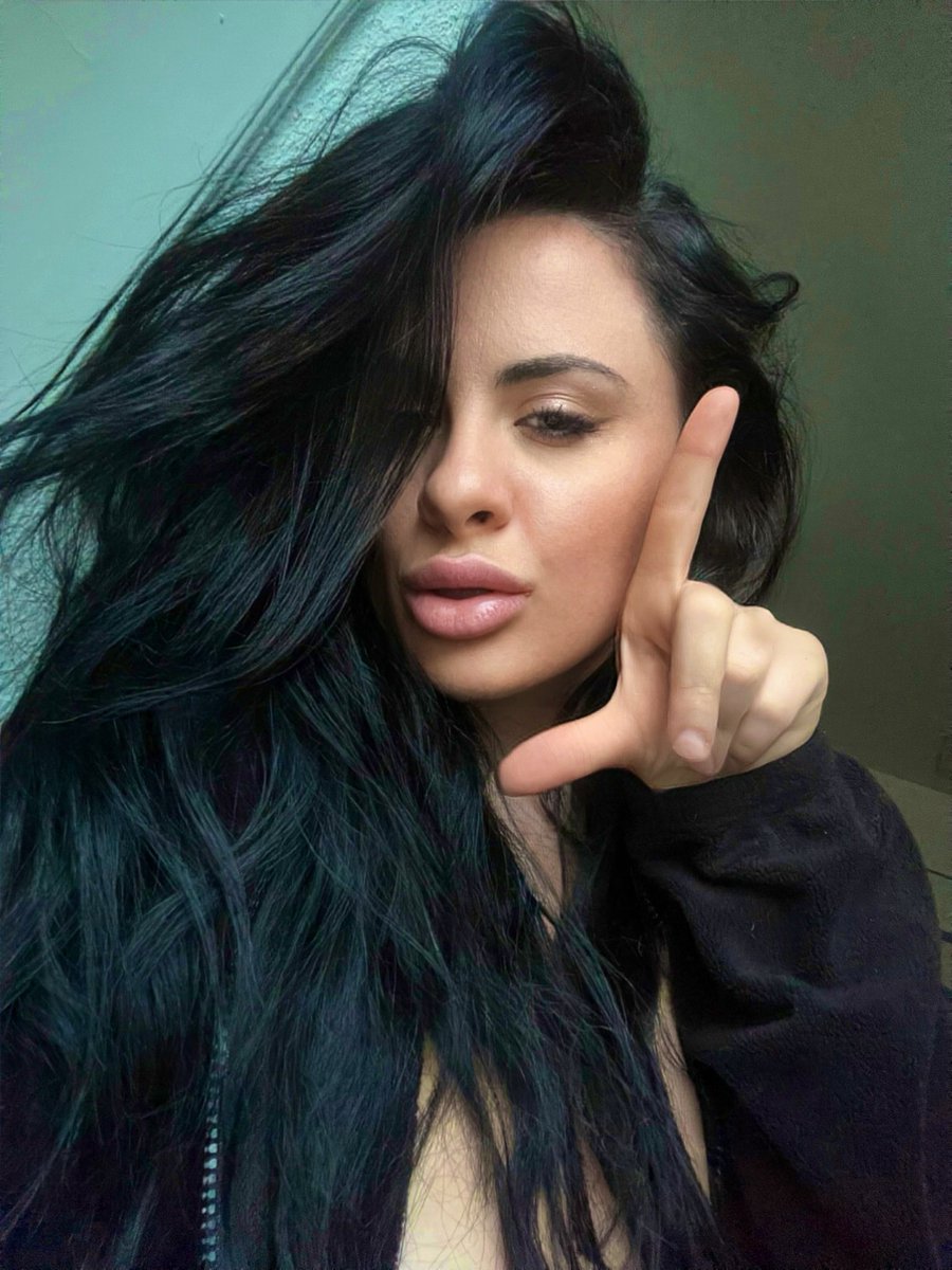 Comenta “GRACIAS” solo por permitirte que veas mi foto.
Que me escribas y no recibas  una contestación, tendría que ser suficiente escarmiento por no estar dejando limpias mis deportivas con tu lengua.