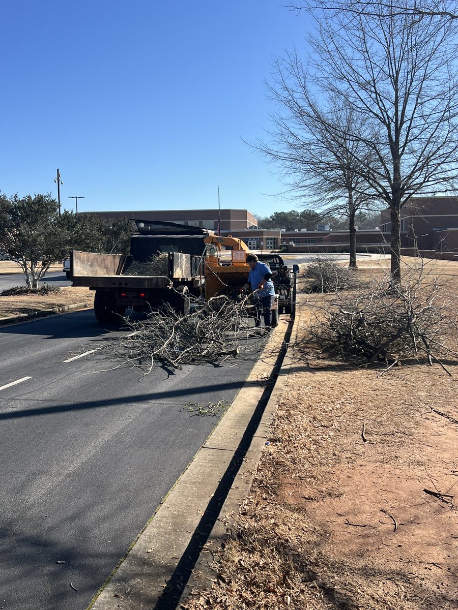 Doing some limb work this week at locust grove high. #StayPositive <a href="/HenryCountyBOE/">Henry County Schools</a>