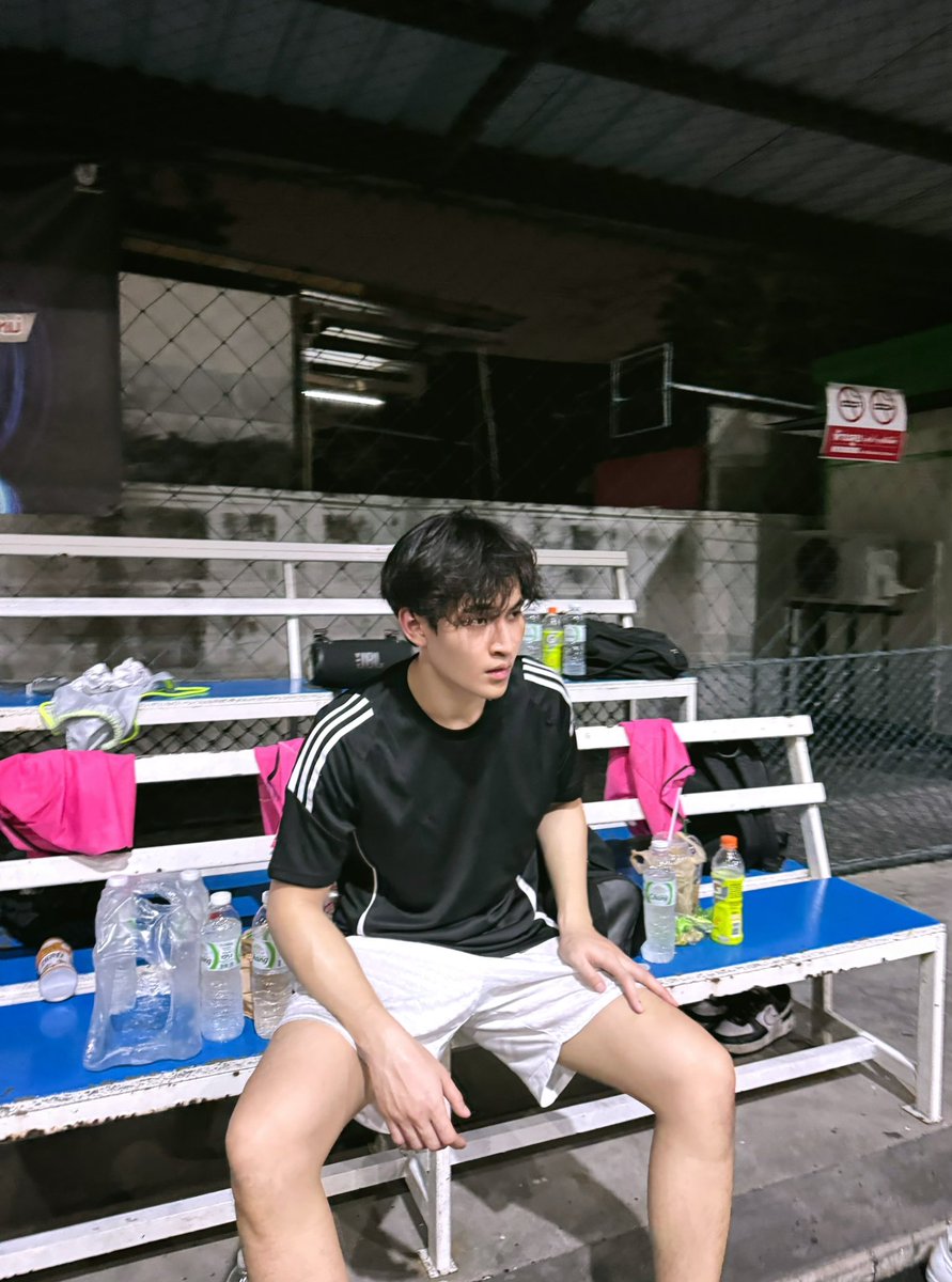 newsinfinity1's tweet photo. วันนี้บินมาเพื่อเล่นฟุตบอลกับเพื่อนๆ ⚽️✈️ #OhmThitiwat https://t.co/H4m9f4bOQh