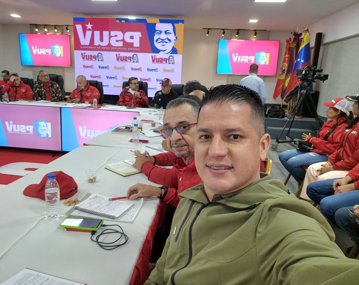 Estamos en CARABOBO en jornada de trabajo de la Dirección Nacional del @partidopsuv trabajando las orientaciones del Presidente <a href="/NicolasMaduro/">Nicolás Maduro</a> 🇻🇪

Nos acompaña el equipo político estadal 👍

Pendientes de las declaraciones del 1er Vicepresidente <a href="/dcabellor/">Diosdado Cabello R</a> esta tarde 🚩