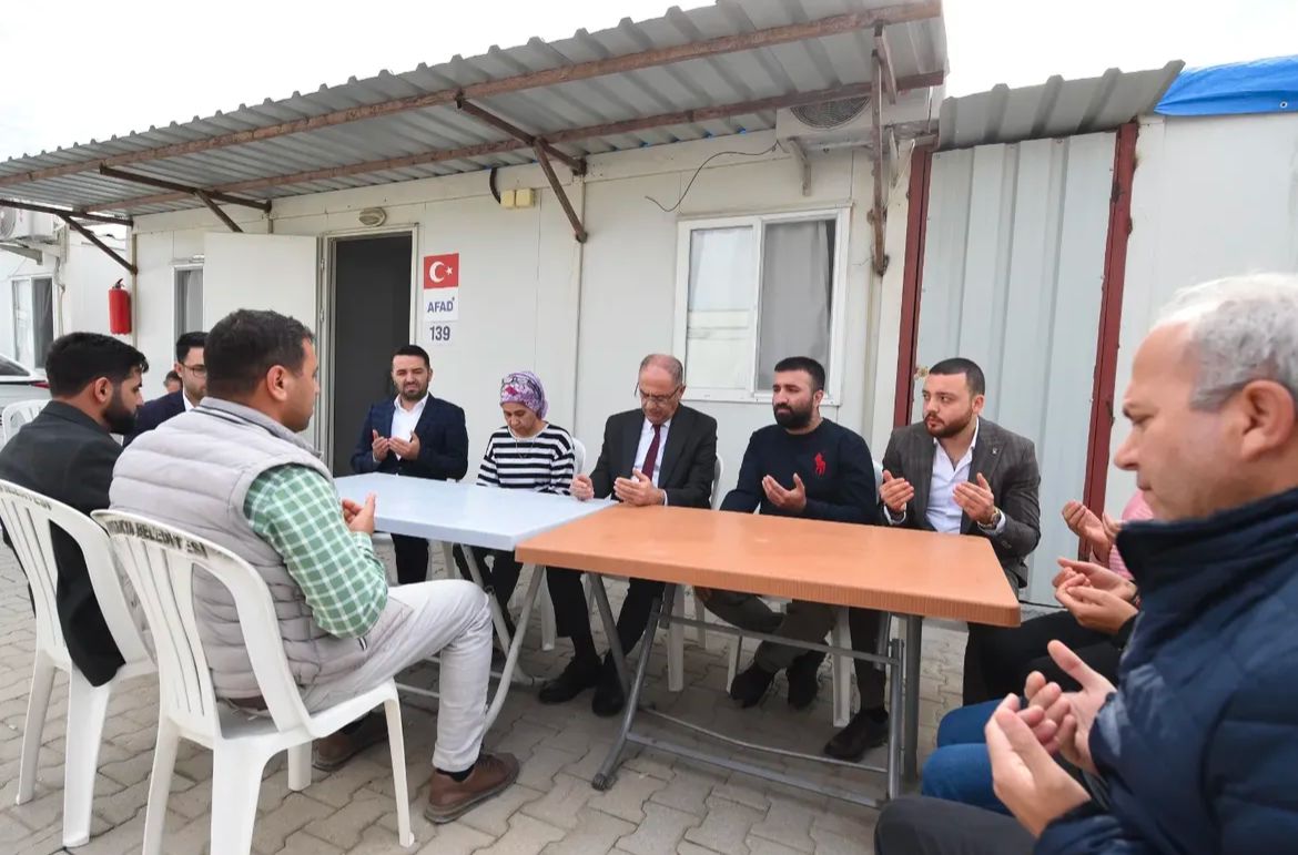 6 Şubat'ta yaşadığımız büyük felakette yakınını kaybeden vatandaşlarımızı;  Antakya Belediye Başkanı Sn. İbrahim Naci YAPAR, AK Parti Antakya İlçe  Başkanı Sn. Mustafa BOYACIOĞLU ve ilçe Gençlik Kolları Başkanı Sn. Abdulhadi DOĞAN ile birlikte ziyaret ettik.