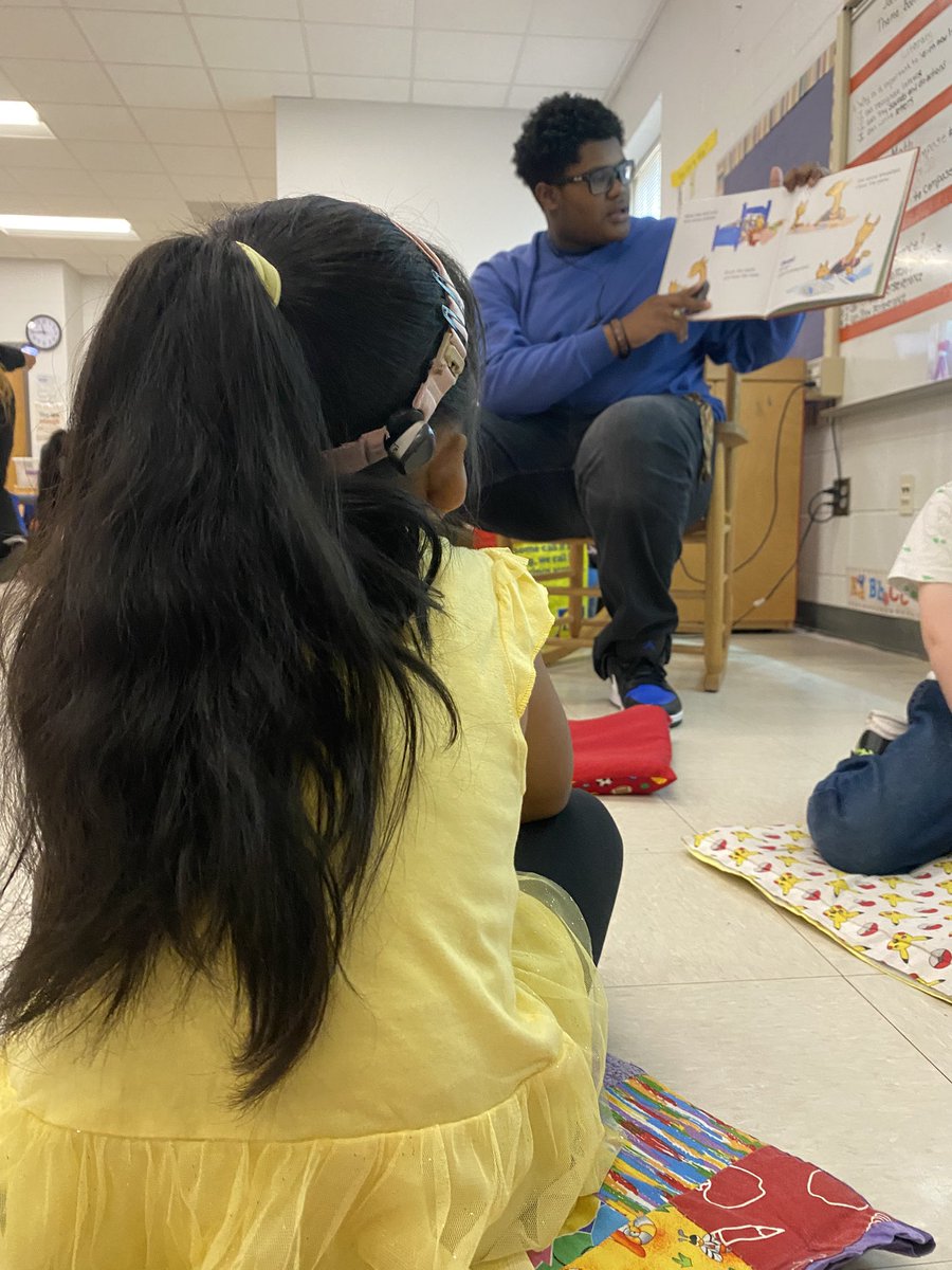 MCHSDurhamTech's tweet image. Members of our We Are Kings/Queens Club read to students @RNHarrisElem. We 💚 our little neighbors on Cooper Street!