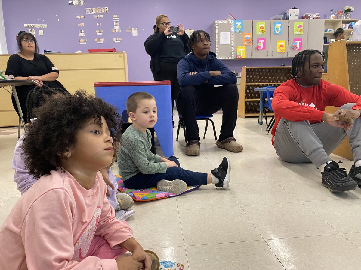 MCHSDurhamTech's tweet image. Members of our We Are Kings/Queens Club read to students @RNHarrisElem. We 💚 our little neighbors on Cooper Street!