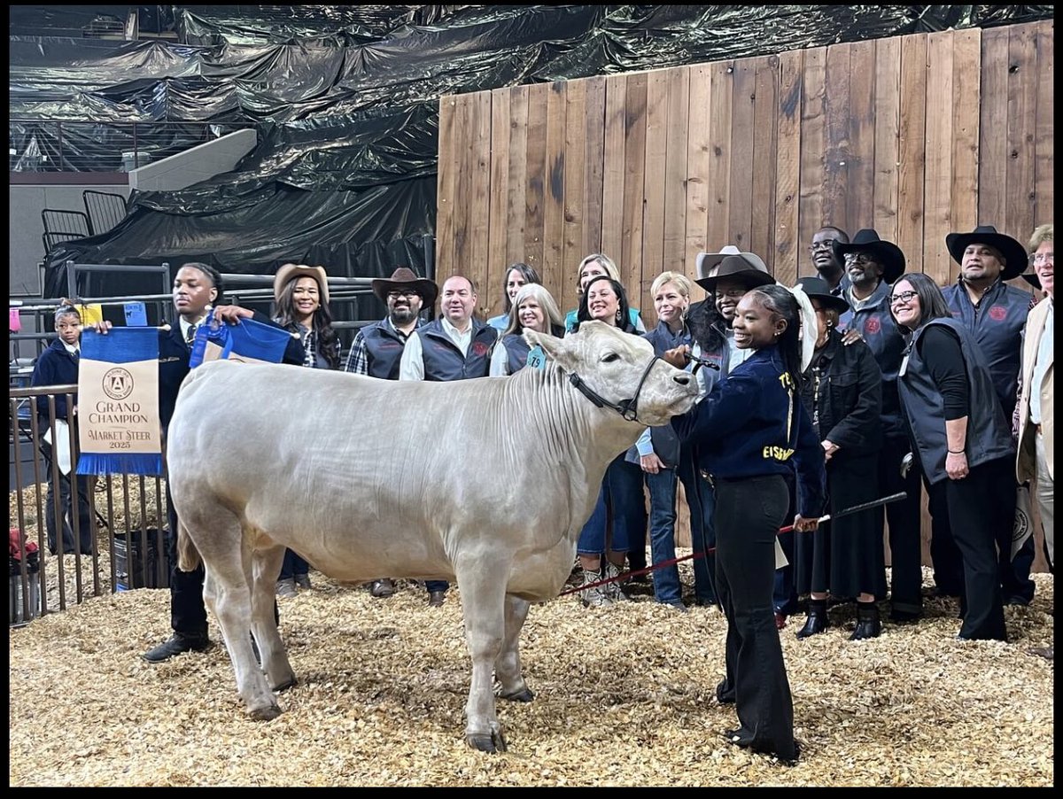 Big CONGRATS to Aldine ISD Livestock Show Grand Champion and OUR T&amp;F Lady Eagle Donnae Banks!! 🎊🎉 <a href="/iiheartnaaee/">Donnae Banks</a> 

She had the 2025 Grand Champion Steer, winning $12,500 and a trophy buckle!

We do BIG things on and off the track! 💪🏾
#SWOOP #FFA