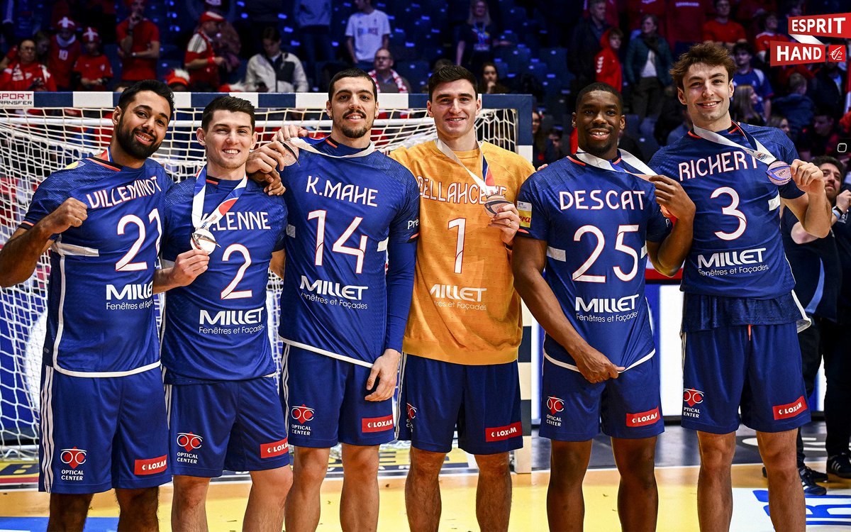 La très belle image du podium des Bleus ❤

Les maillots des joueurs du groupe de la prépa portés pour qu'ils soient sur le podium avec l'équipe 🫶 

#EspritHandball