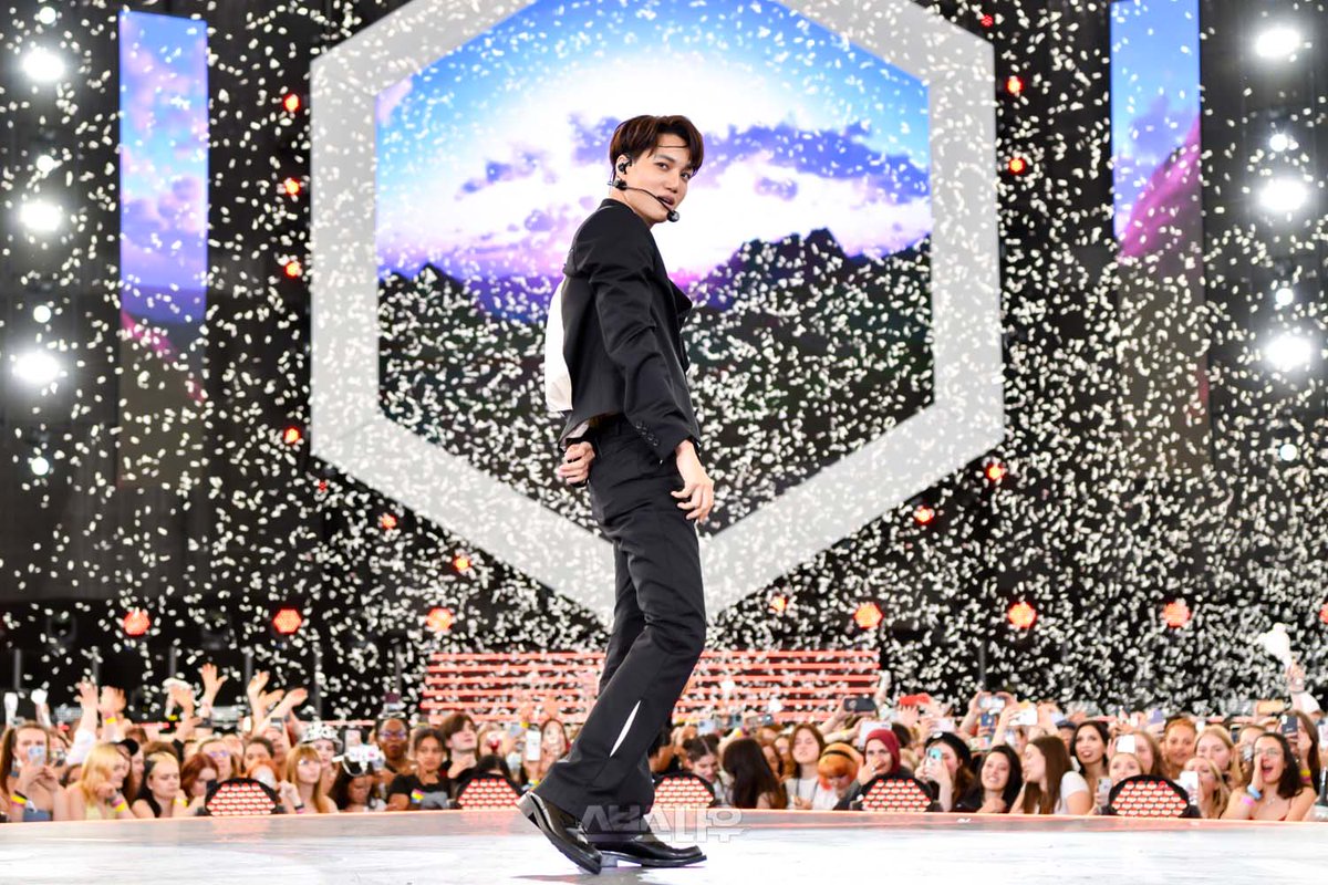 ۶روز دیگه اونی که استیج رو به آتش میکشید، برمیگرده❤️‍🔥
<a href="/weareoneEXO/">EXO</a> #KAI 1:14