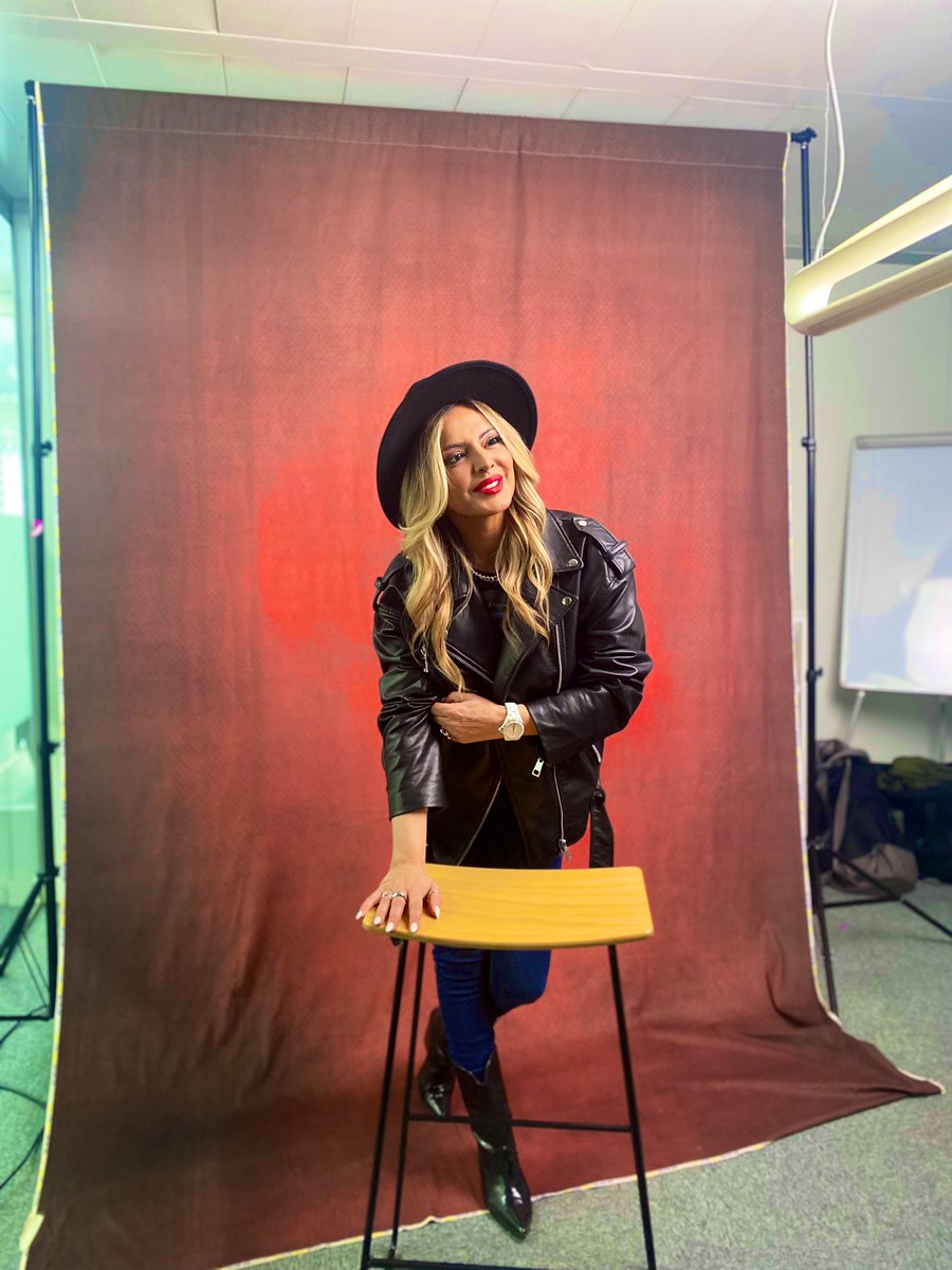 adrivalientetv's tweet photo. Empezamos promo con nuestra querida @MercheOficial. 

Menudo temazo es “Tengo Fe”. Dadle mucho amor en plataformas 💖

¿En directo? Salimos de gira a partir del 22 de febrero en Madrid 🎶

#newsong #music #merche #promo https://t.co/Q62CAgHsBS