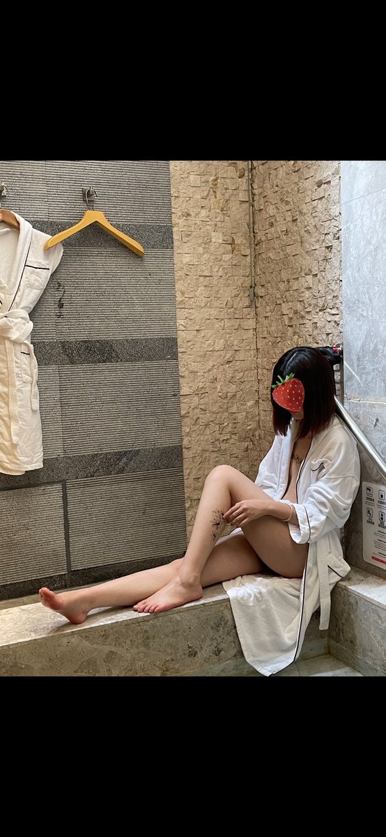 0591__Fq's tweet photo. 没胸硬挤     她说没有胸但是有翘臀跟美腿呀👀 https://t.co/zPYw6J1KGa
