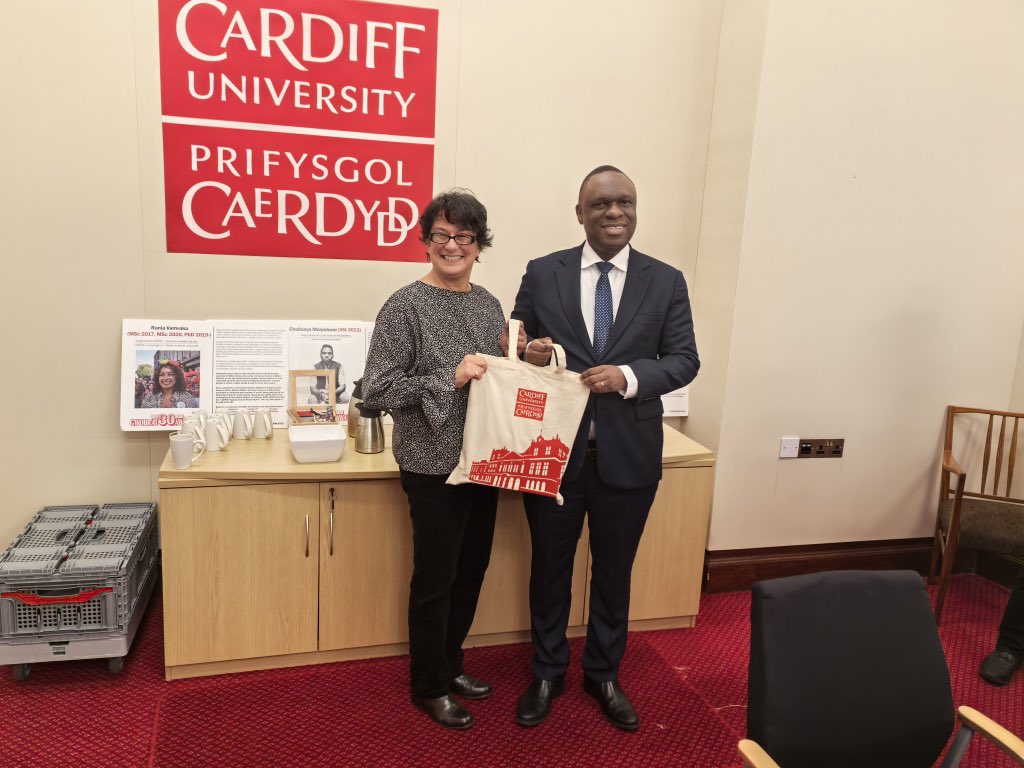 Tanzania High Commission I United Kingdom (@ubaloziuk) on Twitter photo Chuo Kikuu cha Cardiff kuendelea kushirikiana na taasisi za Tanzania katika shughuli za utafiti wenye nia ya kutafuta majawapo ya changamoto mbalimbali katika fani ya maendeleo, takwimu na tiba. Ahadi hiyo imetolewa leo mjini Cardiff katika mkutano wa Balozi <a href="/MbelwaK/">mbelwa Kairuki</a> na Mkuu wa Chuo Kikuu cha Cardiff kuendelea kushirikiana na taasisi za Tanzania katika shughuli za utafiti wenye nia ya kutafuta majawapo ya changamoto mbalimbali katika fani ya maendeleo, takwimu na tiba. Ahadi hiyo imetolewa leo mjini Cardiff katika mkutano wa Balozi <a href="/MbelwaK/">mbelwa Kairuki</a> na Mkuu wa